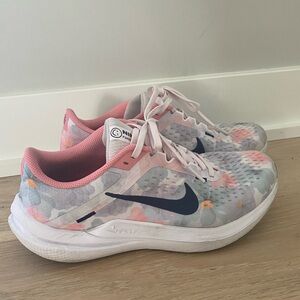 Nike Zoom Winflo tennies floral size 8